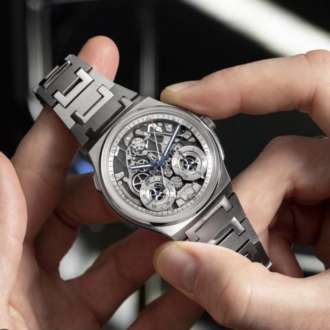 Photographie montrant, tenue entre deux mains, le modèle de montre Antarctique Chronograph de Czapek.