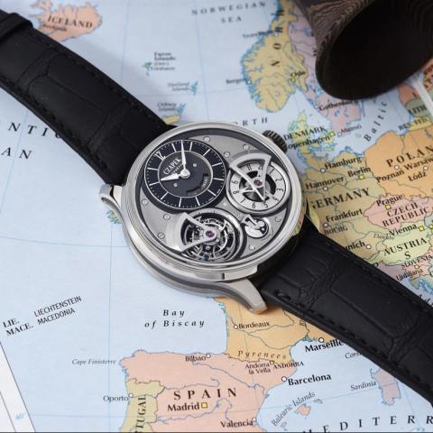 Photographie dévoilant une montre du modèle Place Vendôme, de Czapek, reposant sur une carte de l'Europe.