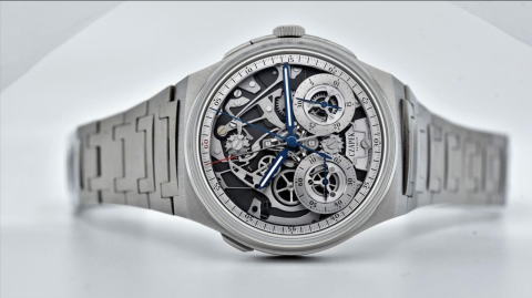 Photographie montrant, posé sur une surface plane et blanche, le modèle de montre Antarctique Chronograph de Czapek.