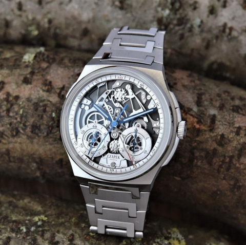 Photographie montrant le modèle de montre Antarctique Chronograph de Czapek, mis en scène sur des branches d'arbre.