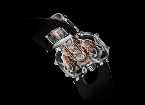 Photographie révèlant la face inférieure d'une montre MBandF, de modèle HM9, de couleur rouge dorée.