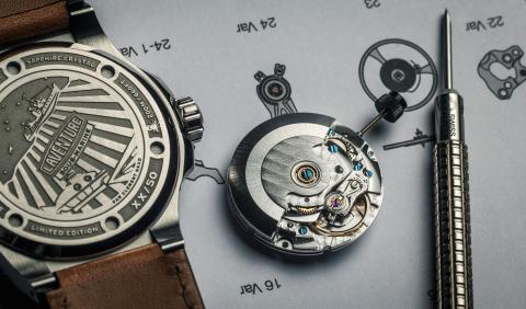 Photographie montrant un boîtier de montre Laventure Sous-marine ainsi qu'un mouvement automatique suisse ETA 2824-2, disposés sur un plan technique.
