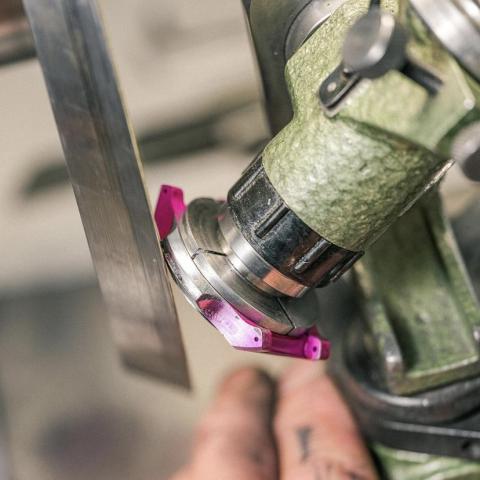 Photographie montrant la préparation et la terminaison d'une carrure.