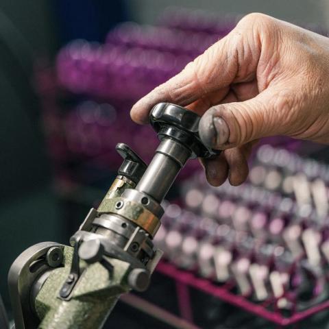Photographie montrant le règlage d'une machine de terminaison, dans les locaux d'AB Product, à la Chaux-de-Fonds